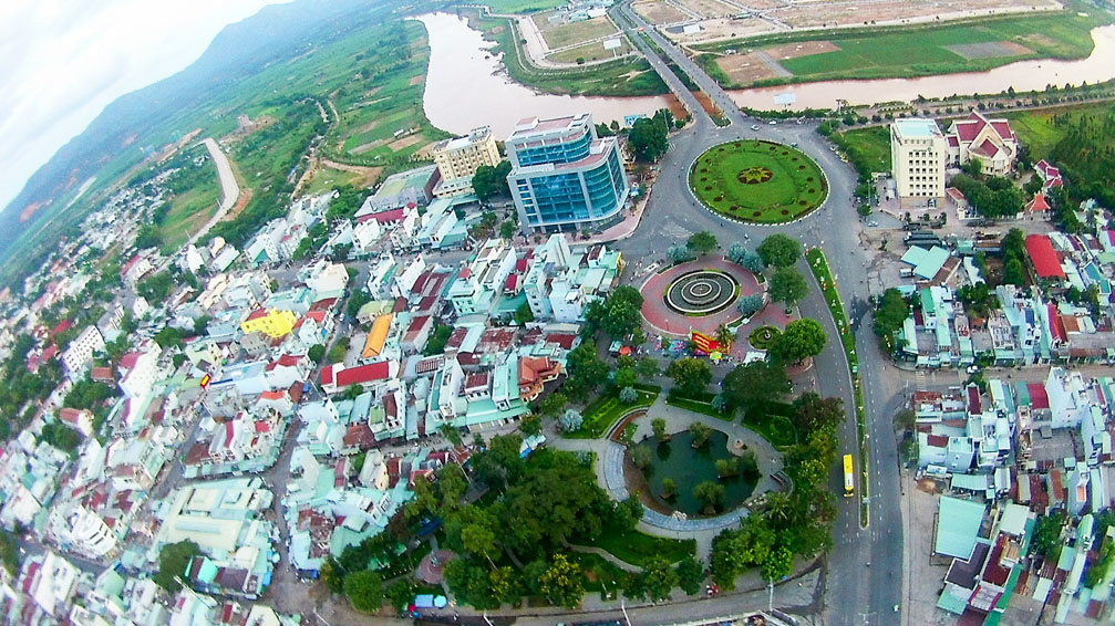 Toàn cảnh cầu Đăk Bla nhìn trên cao - Thành phố Kon Tum